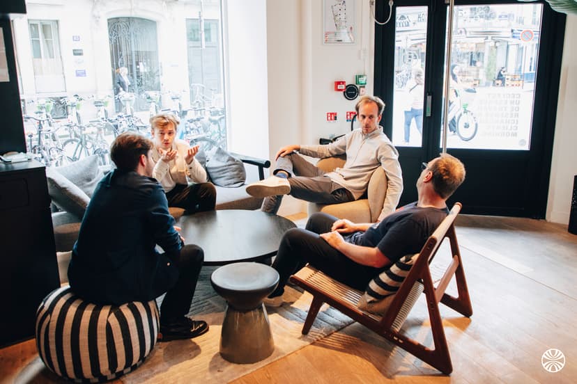 Discussion informelle au lounge