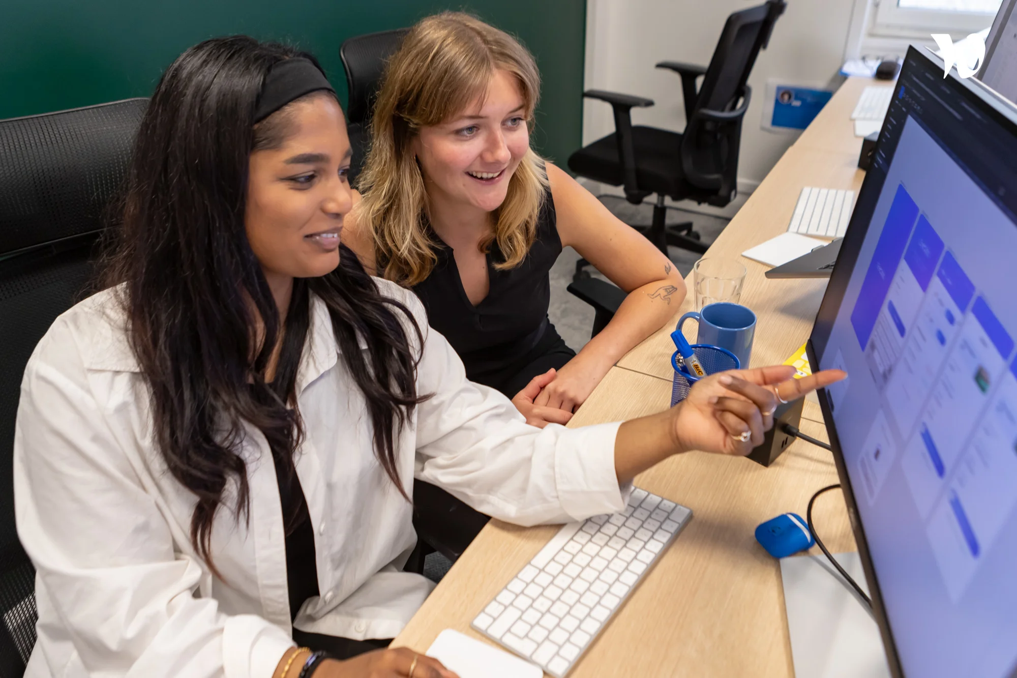 Deux designers UX collaborant sur des maquettes d'interface