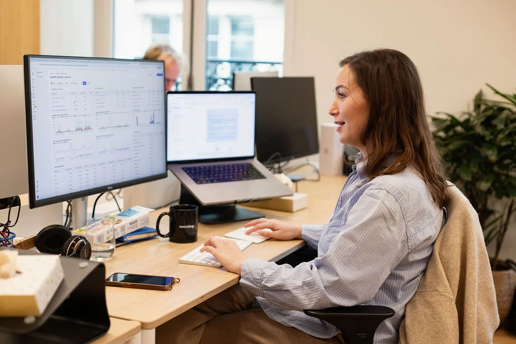 Product manager analysant des dashboards de performance